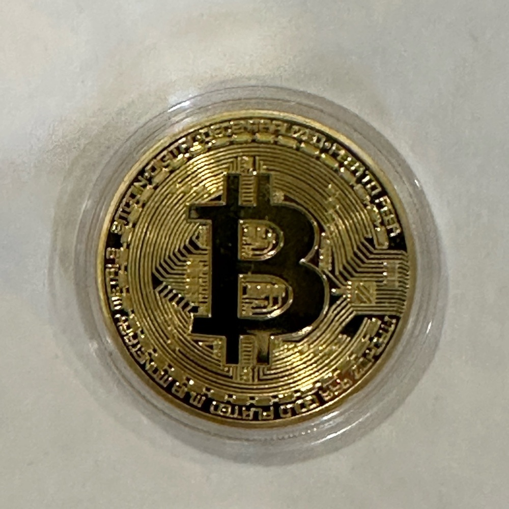 Gold Bitcoin Commemorative Coin – Decorative Collectible (Not Real Crypto)